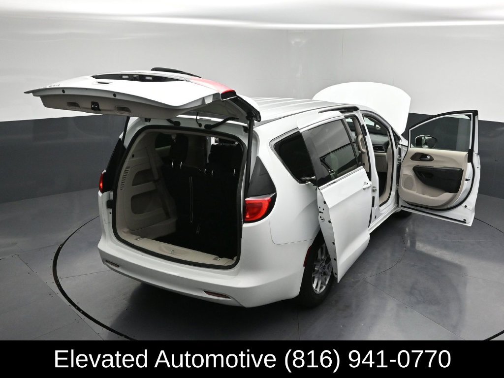 Used 2023 Chrysler Voyager LX FWD image 33