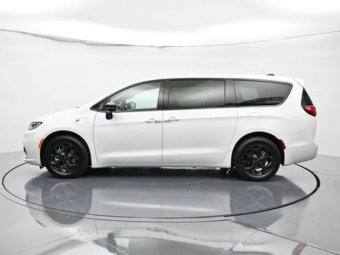 Used 2024 Chrysler Pacifica Select image 8