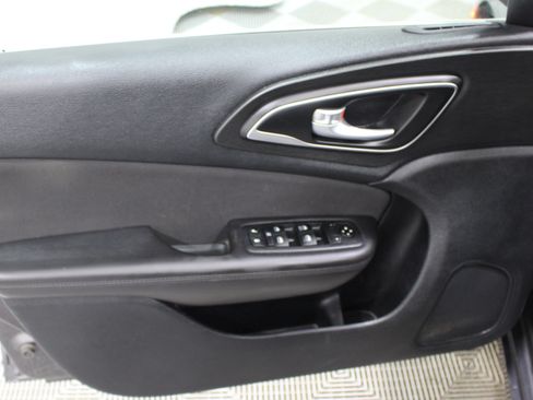 Used 2015 Chrysler 200 Limited w/ Convenience Group FWD image 6