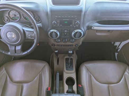 Used 2016 Jeep Wrangler Unlimited Sahara w/ Connectivity Group image 10