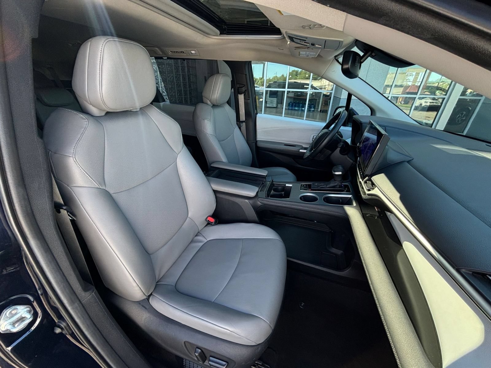 Used 2025 Toyota Sienna XLE FWD image 38