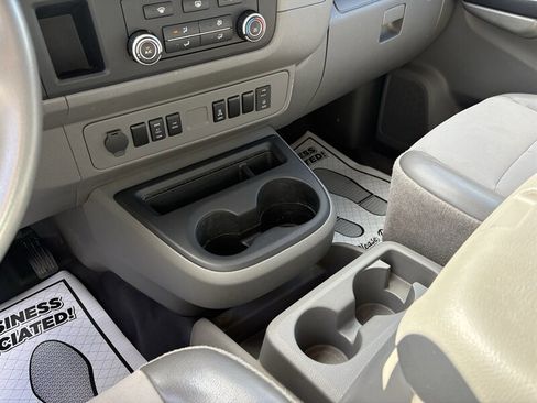 Used 2018 Nissan NV 2500 SV image 17