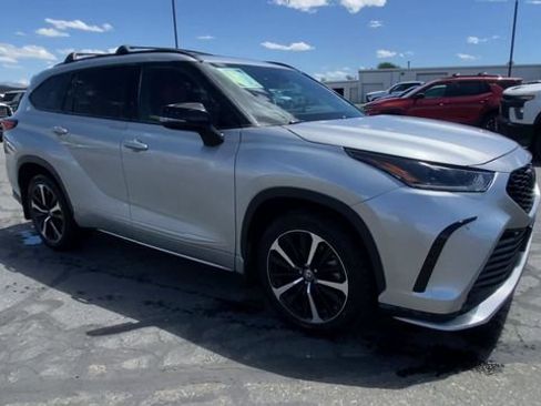 Used 2022 Toyota Highlander XSE AWD/4WD image 2