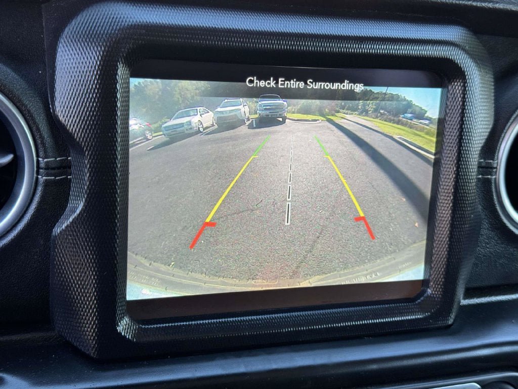 Used 2018 Jeep Wrangler Unlimited Sahara AWD/4WD image 5