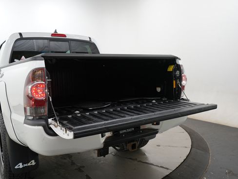 Used 2015 Toyota Tacoma 4x4 Double Cab w/ TRD Sport Package image 17