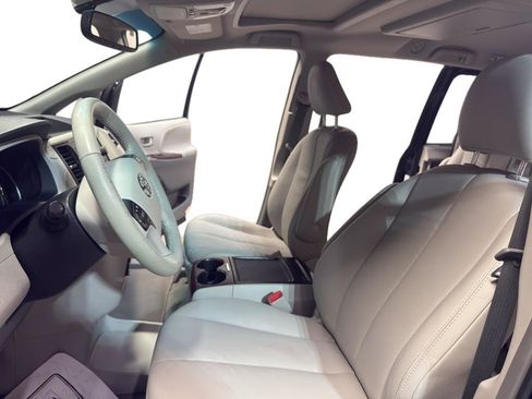 Used 2012 Toyota Sienna XLE w/ Entertainment Pkg FWD image 16