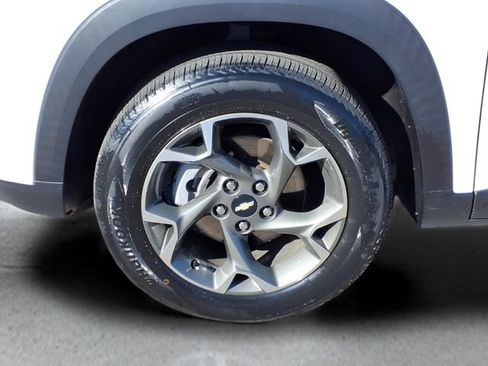 Used 2024 Chevrolet Trax LT FWD image 9