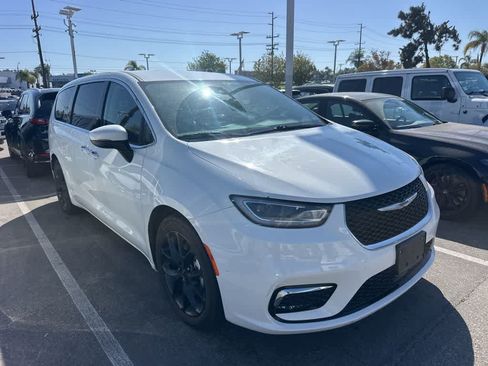 Used 2023 Chrysler Pacifica Touring-L FWD image 2