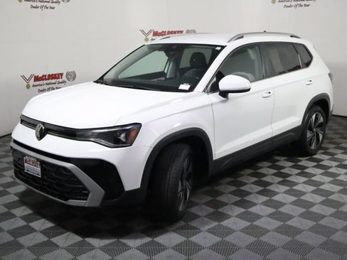 Used 2025 Volkswagen Taos SE AWD/4WD image 17