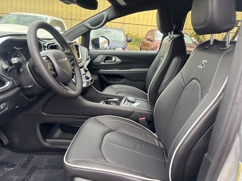 New 2026 Chrysler Pacifica Limited image 17