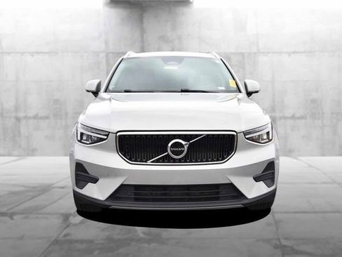 Used 2023 Volvo XC40 B5 Core image 4