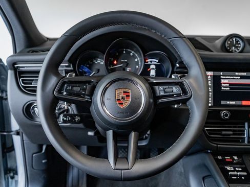Used 2025 Porsche Macan image 17