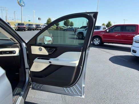 Used 2021 Lincoln Aviator Black Label w/ Class IV Trailer Tow Package AWD/4WD image 17