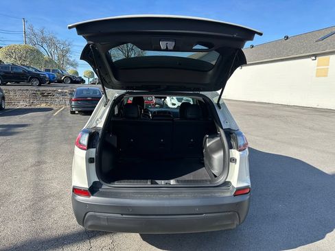 Used 2019 Jeep Cherokee Latitude Plus AWD/4WD image 16