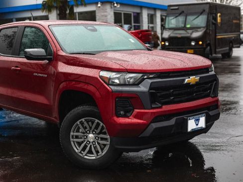 Used 2024 Chevrolet Colorado LT w/ LT Convenience Package image 3