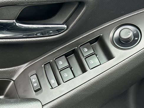 Used 2022 Chevrolet Trax LT w/ LT Convenience Package image 12