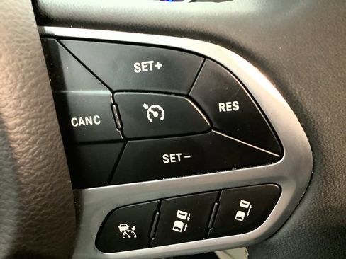 Used 2024 Chrysler Pacifica Touring-L image 17