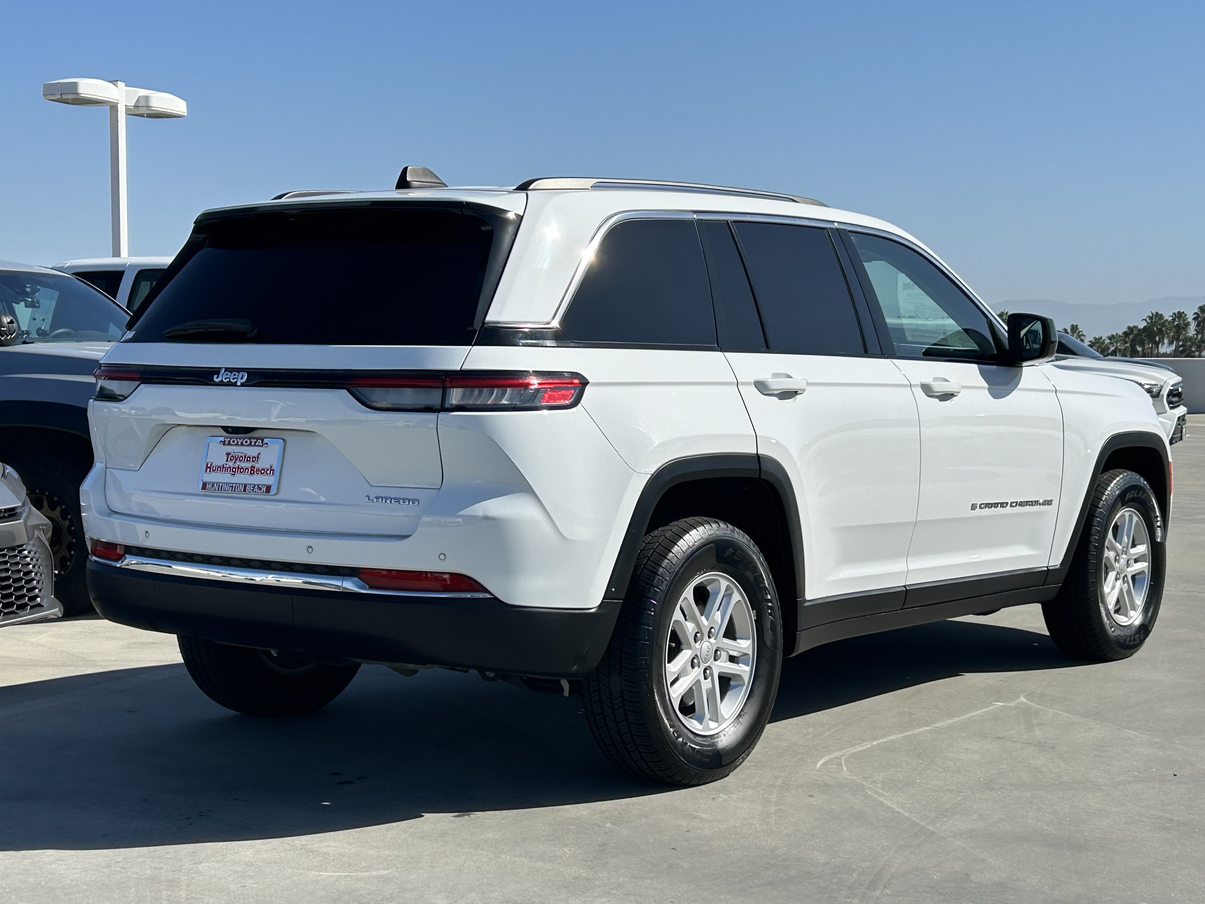 Used 2023 Jeep Grand Cherokee Laredo RWD image 3