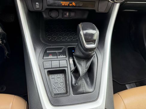 Used 2019 Toyota RAV4 XLE Premium FWD image 38