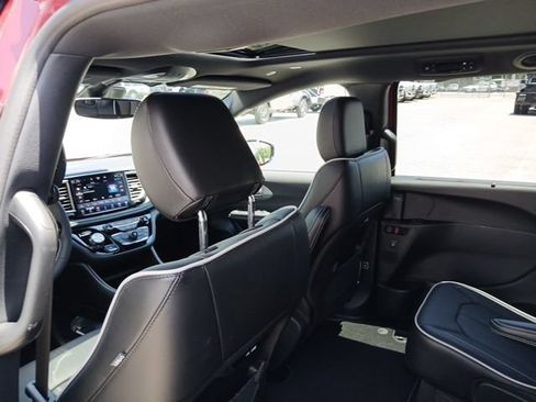 New 2027 Chrysler Pacifica Limited FWD image 16