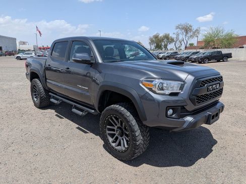 Used 2017 Toyota Tacoma TRD Off-Road w/ Premium & Technology Package AWD/4WD image 3