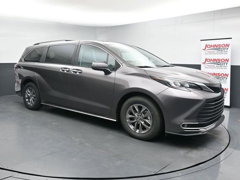 Used 2024 Toyota Sienna XLE FWD image 2