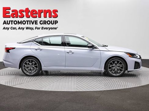 Used 2023 Nissan Altima 2.0 SR FWD image 4
