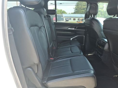 Used 2024 Jeep Wagoneer L Series II RWD image 9