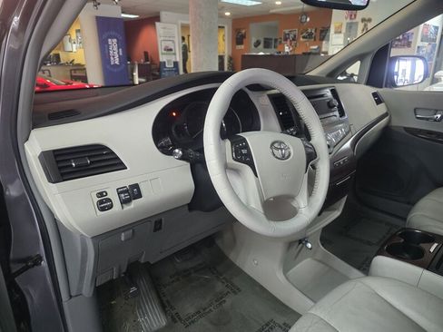 Used 2011 Toyota Sienna XLE image 11