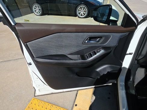 Used 2023 Nissan Rogue SL image 11