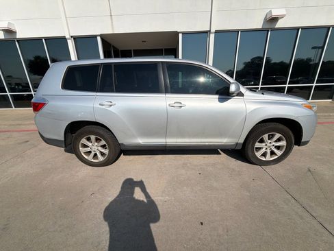Used 2012 Toyota Highlander FWD w/ Tow Pkg image 4