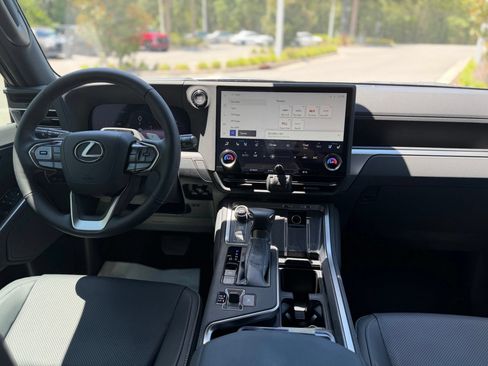 Used 2024 Lexus GX 550 w/ Cold Area Package AWD/4WD image 4