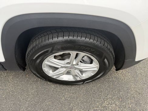 Used 2024 GMC Terrain SLE w/ Driver Convenience Package image 9