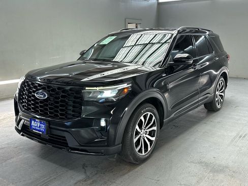 Used 2025 Ford Explorer ST-Line w/ Premium Package RWD image 3