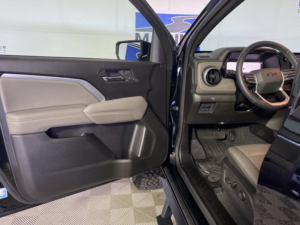 Used 2026 Chevrolet Colorado ZR2 w/ Technology Package AWD/4WD image 29