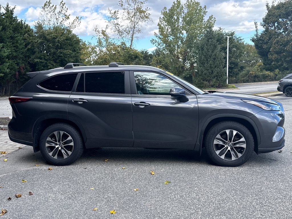 Used 2023 Toyota Highlander XLE FWD image 4