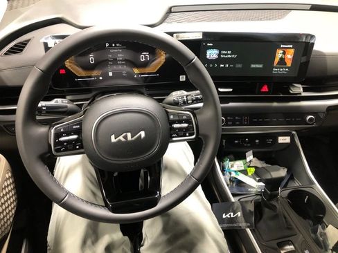 New 2026 Kia Carnival FWD image 24