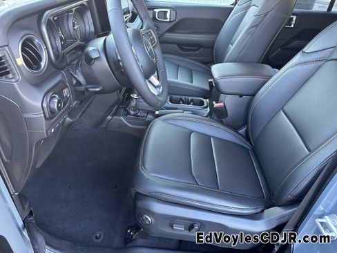 Used 2025 Jeep Wrangler Sahara image 11