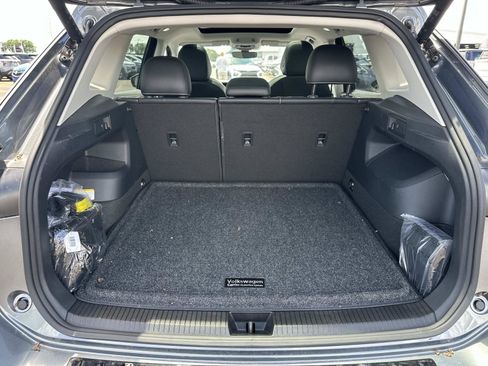 Used 2025 Volkswagen Tiguan SE w/ Panoramic Sunroof Package AWD/4WD image 9