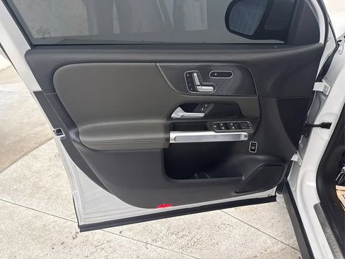 Used 2021 Mercedes-Benz GLB 250 image 32