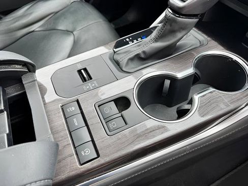 Used 2021 Toyota Highlander Limited image 13