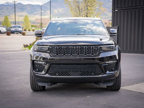 Used 2025 Jeep Grand Cherokee Summit image 2