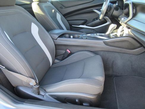 Used 2020 Chevrolet Camaro LT w/ Technology Package image 9