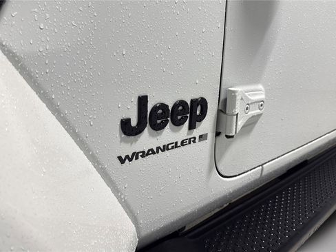 Used 2023 Jeep Wrangler Unlimited Sahara AWD/4WD image 31
