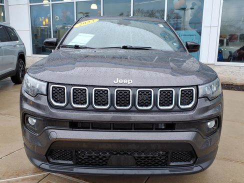 Used 2023 Jeep Compass Latitude image 2