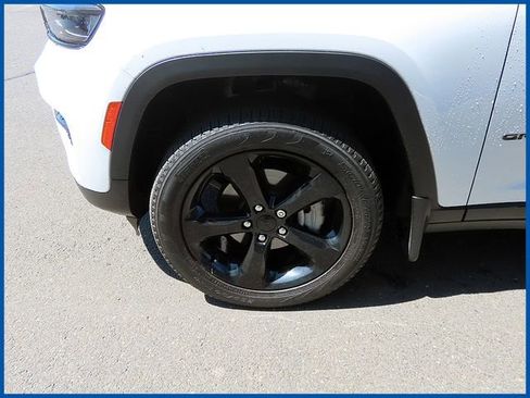 Used 2023 Jeep Grand Cherokee Limited w/ Black Appearance Package AWD/4WD image 4
