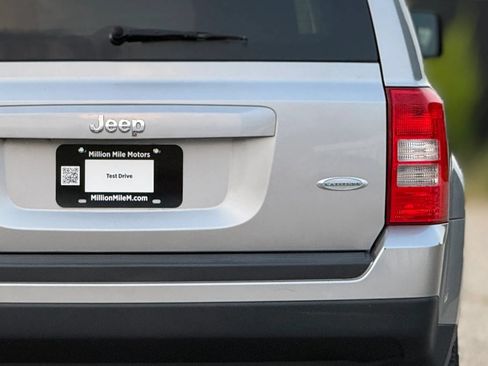 Used 2017 Jeep Patriot Latitude AWD/4WD image 14