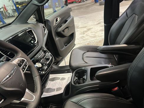 Used 2025 Chrysler Pacifica Select image 25