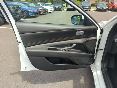 Used 2023 Hyundai Elantra Limited FWD image 18