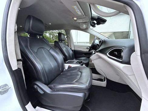 Used 2022 Chrysler Pacifica Touring-L FWD image 15